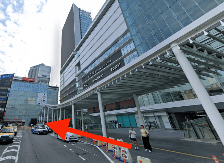 JR横浜駅西口の前の道