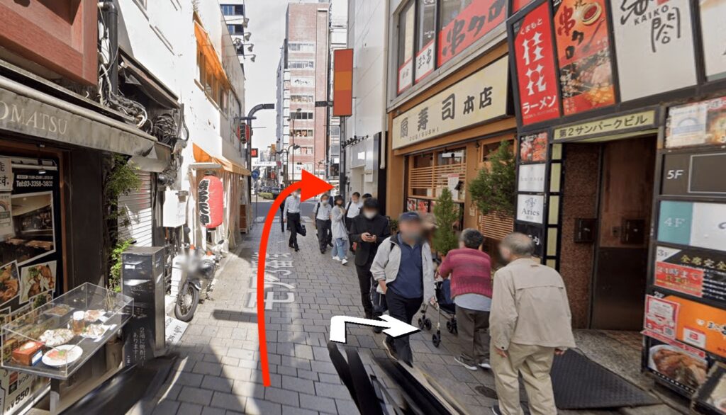 上野クリニック新宿医院に向かう経路その４です。モア３番街を抜けます。