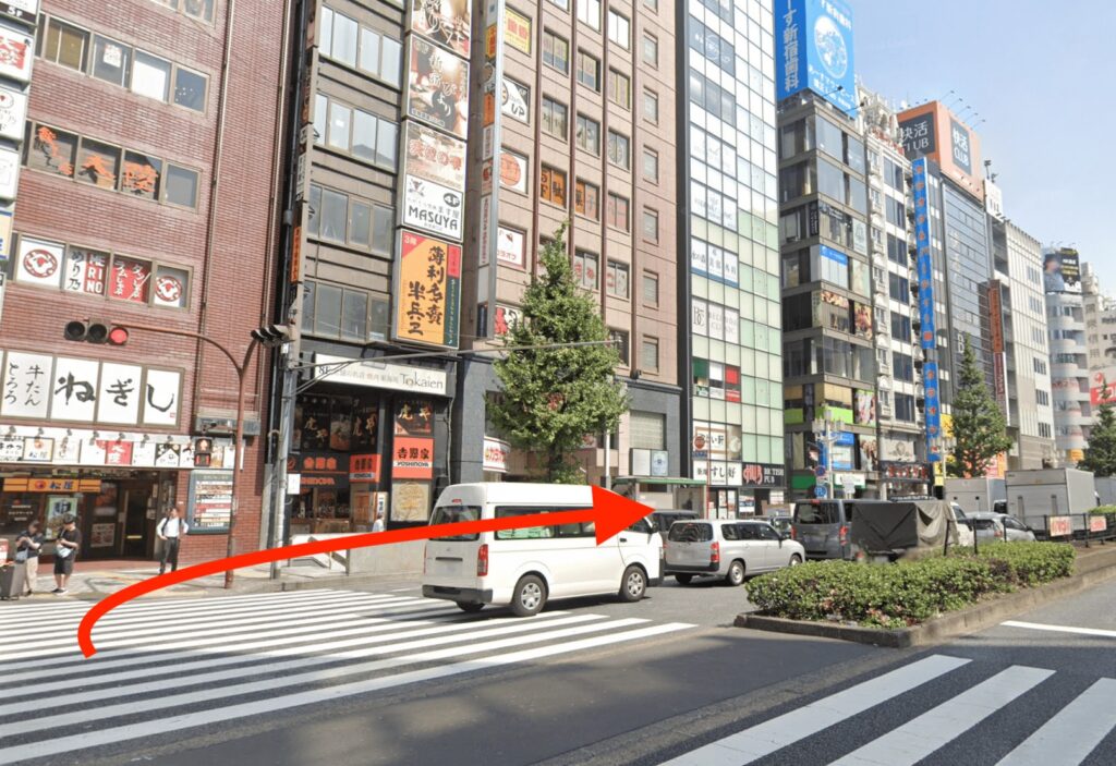 上野クリニック新宿院へ向かう経路その６おたからやの前の信号