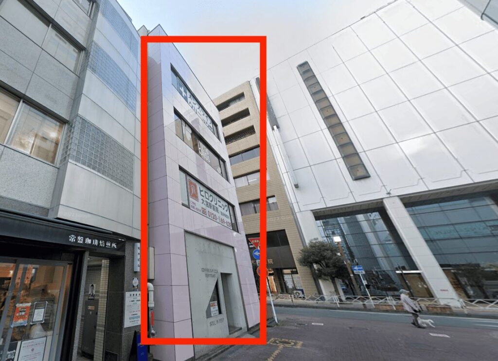 メンズライフクリニック埼玉・大宮院を手前から見た外観