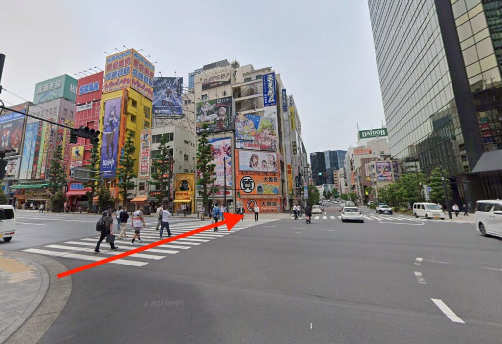 秋葉原電気街口の住友不動産秋葉原ビルに向かう交差点